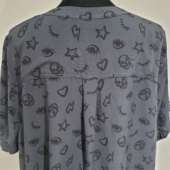 Torrid Women's Harper Georgette Skull Print Blouse Size 3 Gray Whimsigoth Casual - Picture 8 of 11